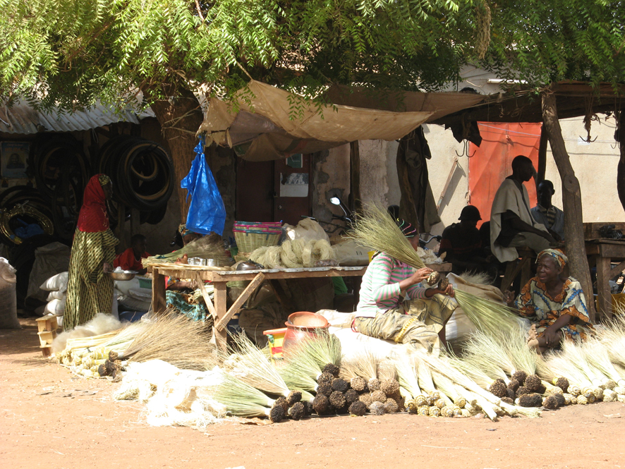 Marché à fana. Au sol, du sable.