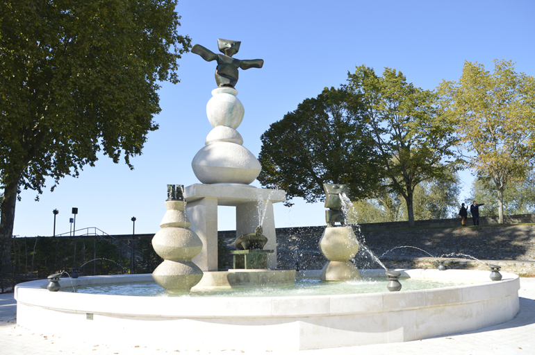 Fontaine de Max Ernst sur les bords de Loire.
