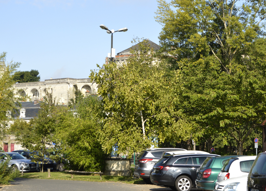 Une caméra de surveillance est située sur un lampadaire et domine le parking du Château.