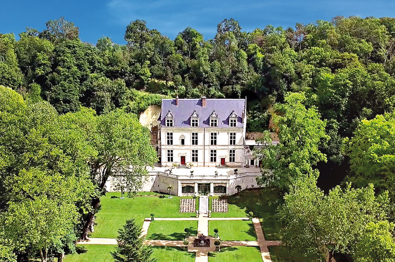 Château Gaillard avec son jardin au premier plan.