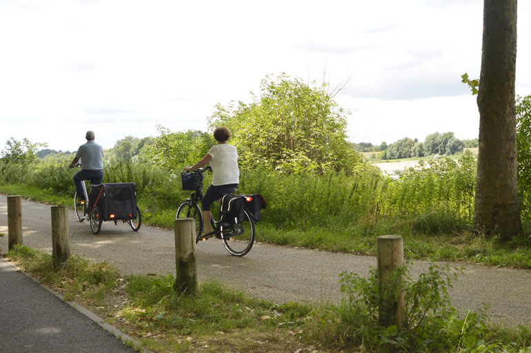 Deux personnes font du vélo sur les bords de Loire.