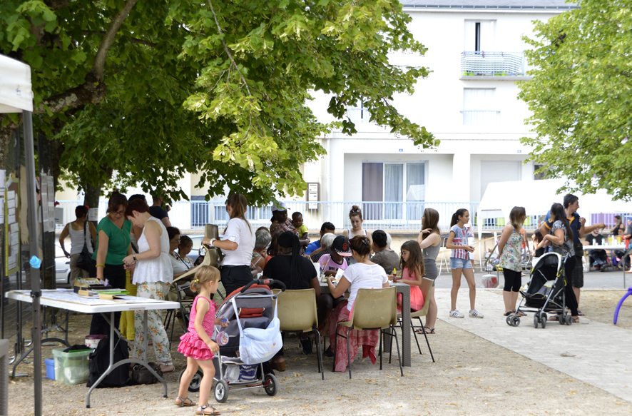 Les habitants sont assemblés autour de tables place de la Croix Besnard. C'est la fête.